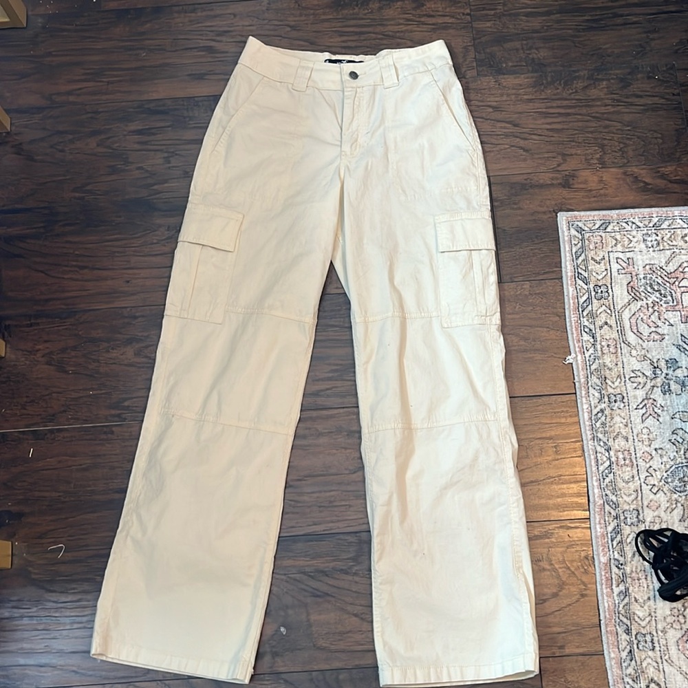 Cargo Pants
Brand: Hollister Color: Cream Size: 26